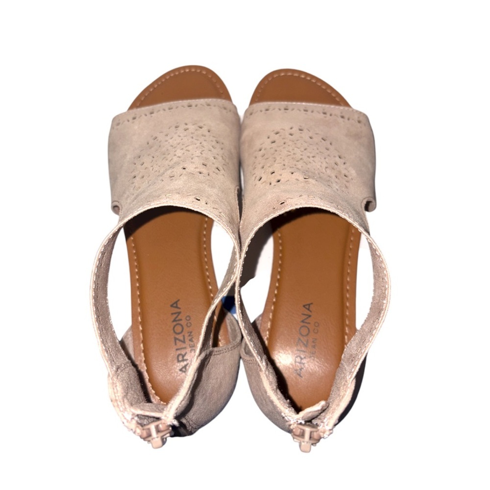 NWB Arizona Jean Co Tawny Taupe Sandals Faux Suede Cut Out Flats Women Size 7.5M - Picture 6 of 11